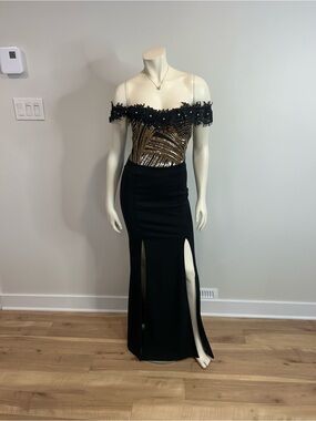 Gorgeous Valentine Black and Gold Off-Shoulder Sequin Maxi Gown❤️M